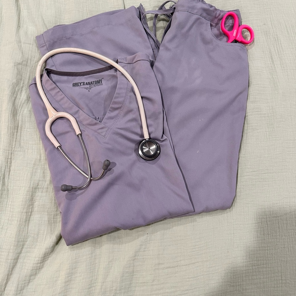 Grey's Anatomy Lavender and Mauve Scrubs Set - Picture 4 of 8